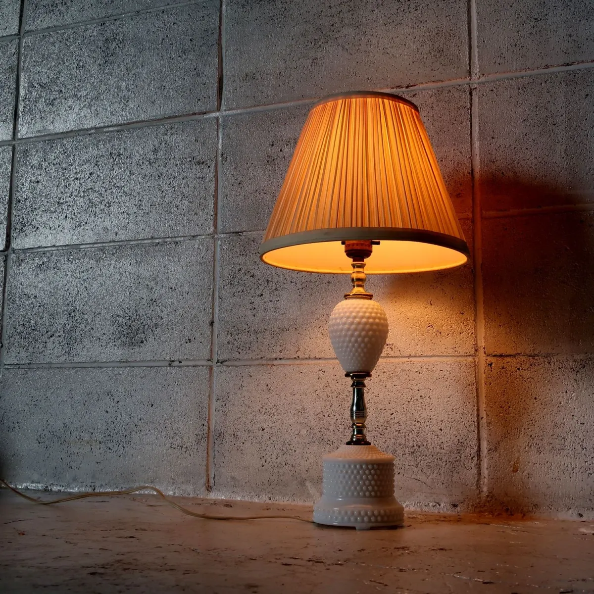 アンティーク ミルクガラス ホブネイルランプ