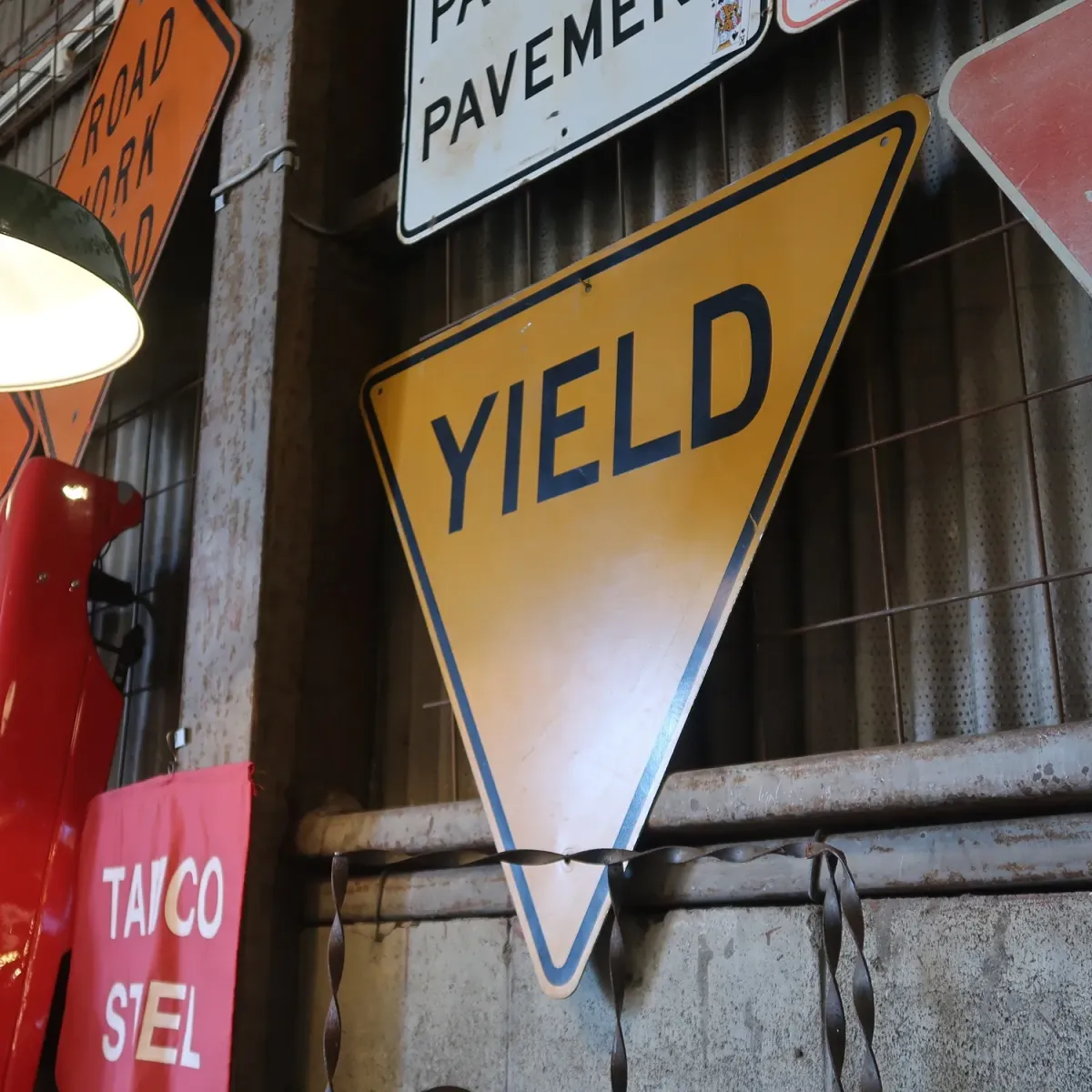 YIELD ビンテージ ロードサイン