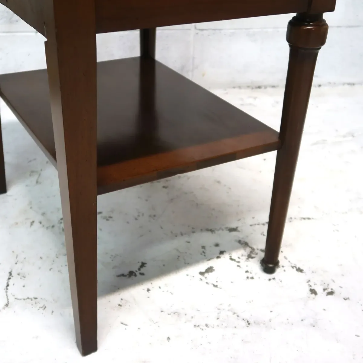 White FINE FURNITURE アンティーク ナイトスタンド