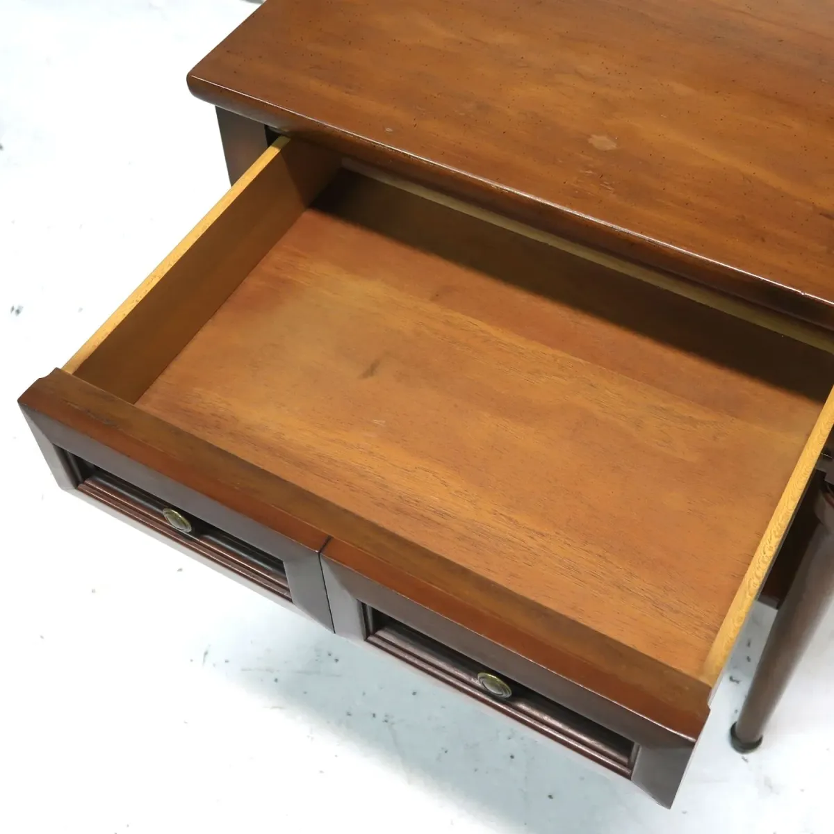 White FINE FURNITURE アンティーク ナイトスタンド