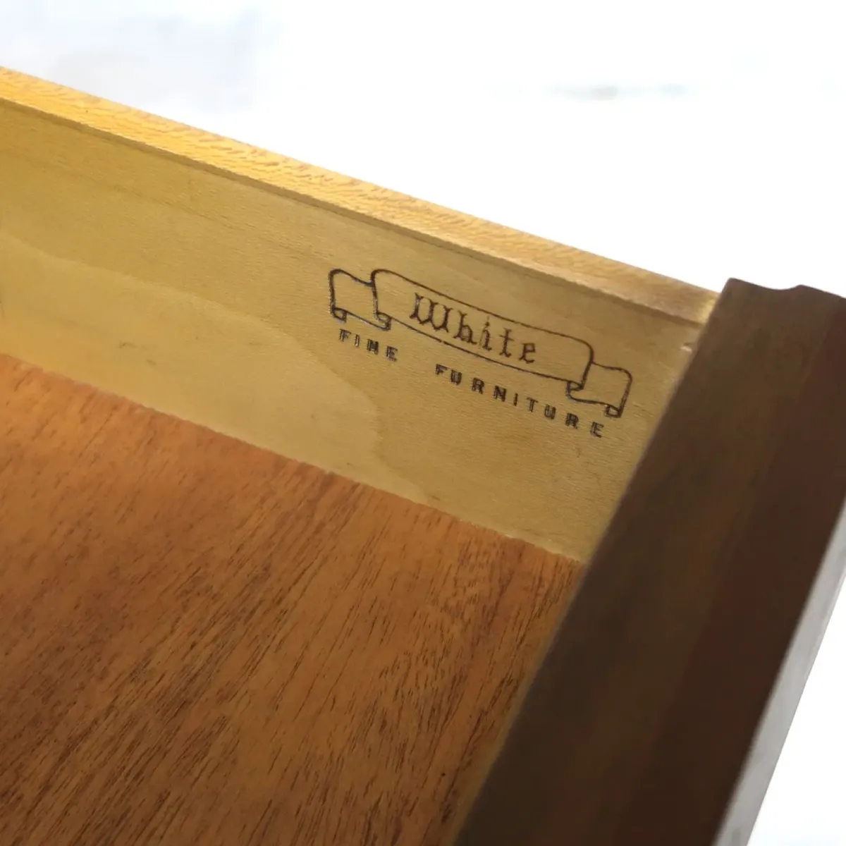 White FINE FURNITURE アンティーク ナイトスタンド