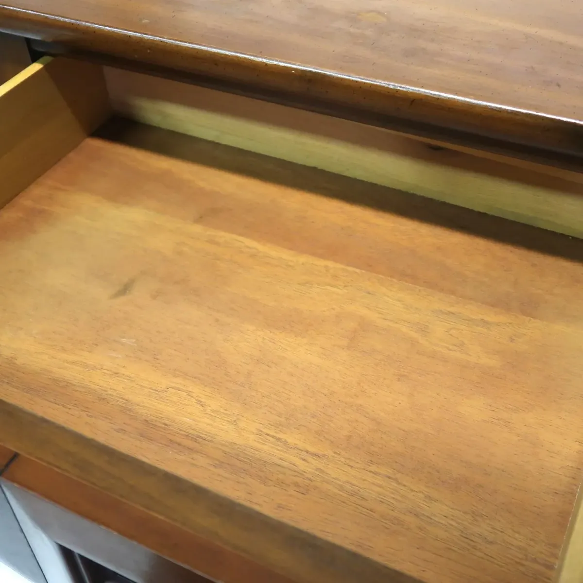 White FINE FURNITURE アンティーク ナイトスタンド