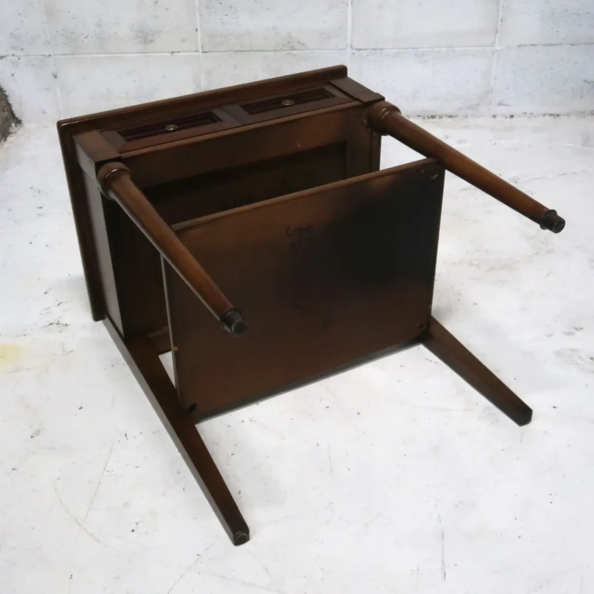 White FINE FURNITURE アンティーク ナイトスタンド