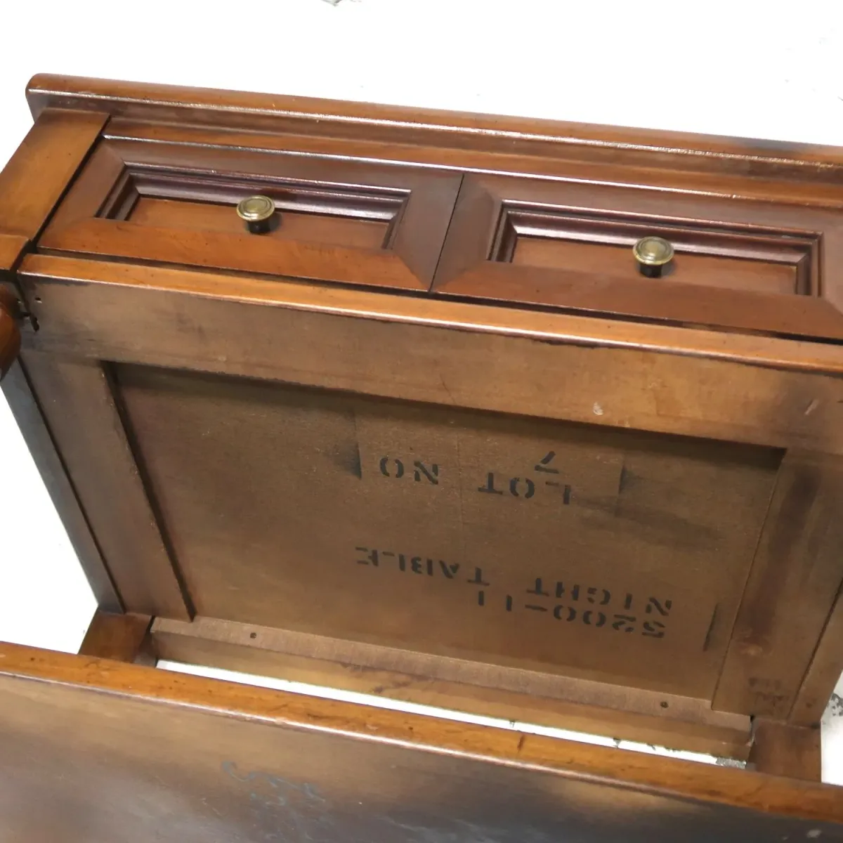 White FINE FURNITURE アンティーク ナイトスタンド