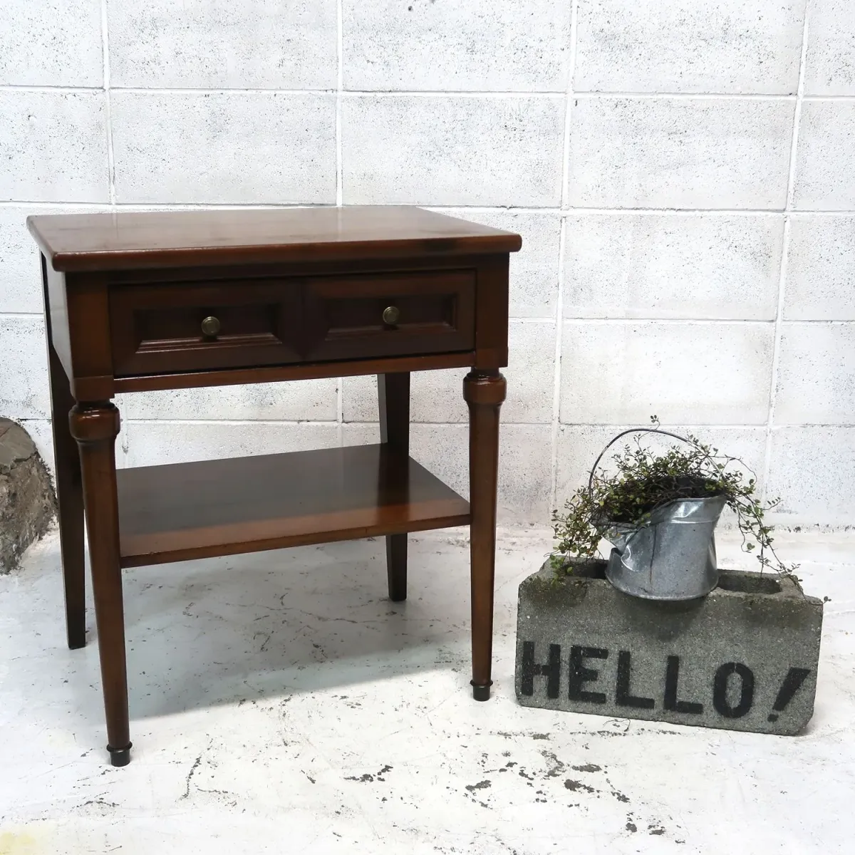 White FINE FURNITURE アンティーク ナイトスタンド