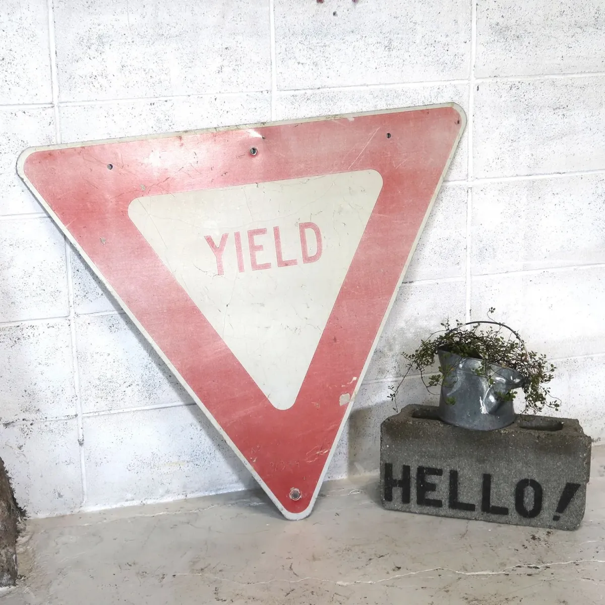 YIELD ビンテージ ロードサイン
