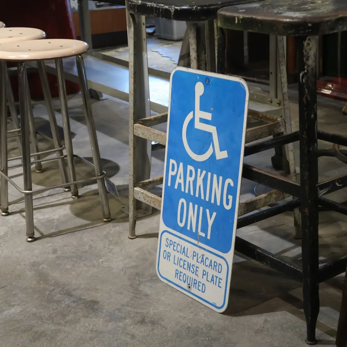 PARKING ONLY ロードサイン