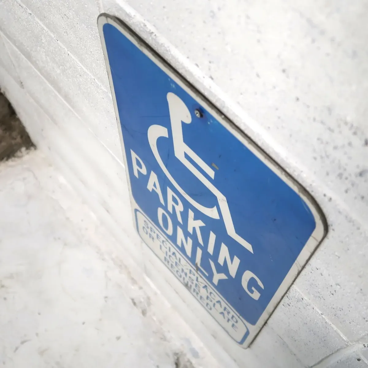 PARKING ONLY ロードサイン