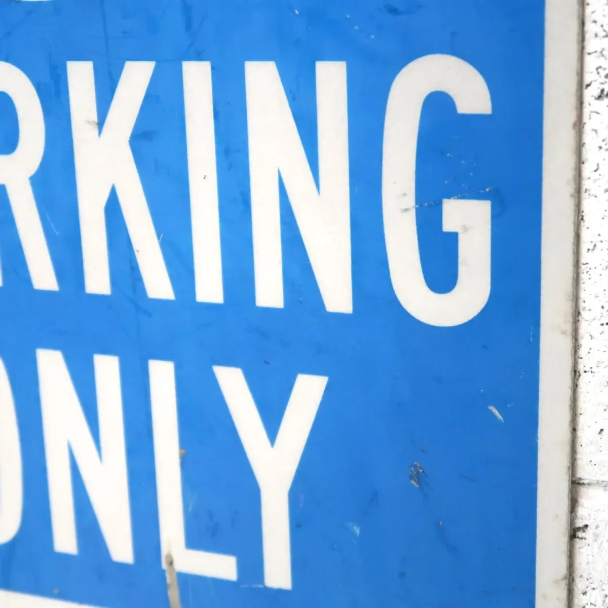 PARKING ONLY ロードサイン