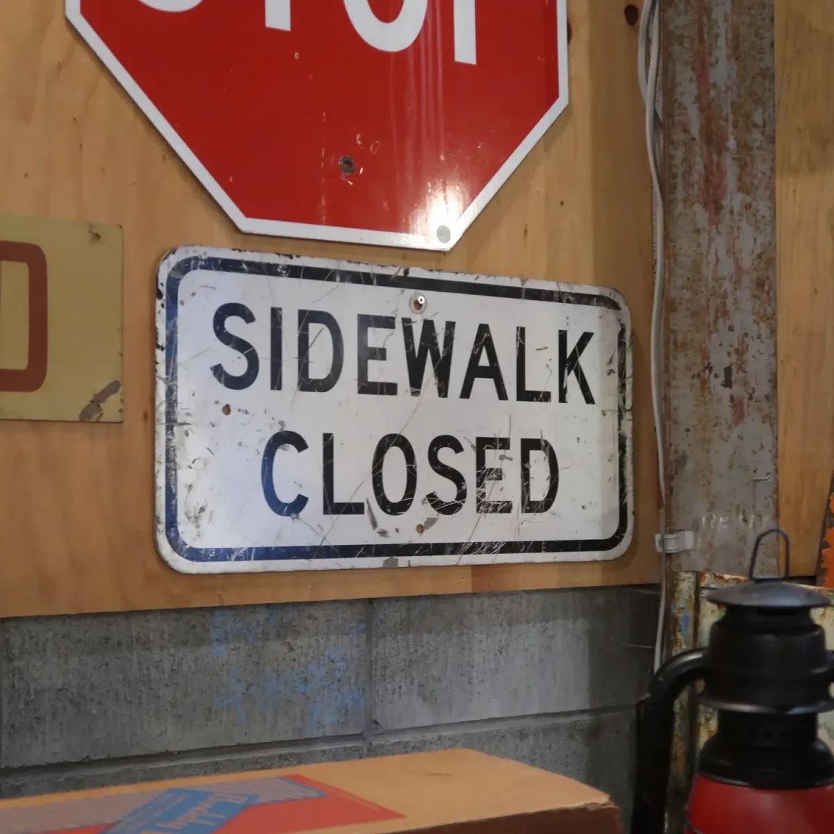 SIDEWALK CLOSED ロードサイン