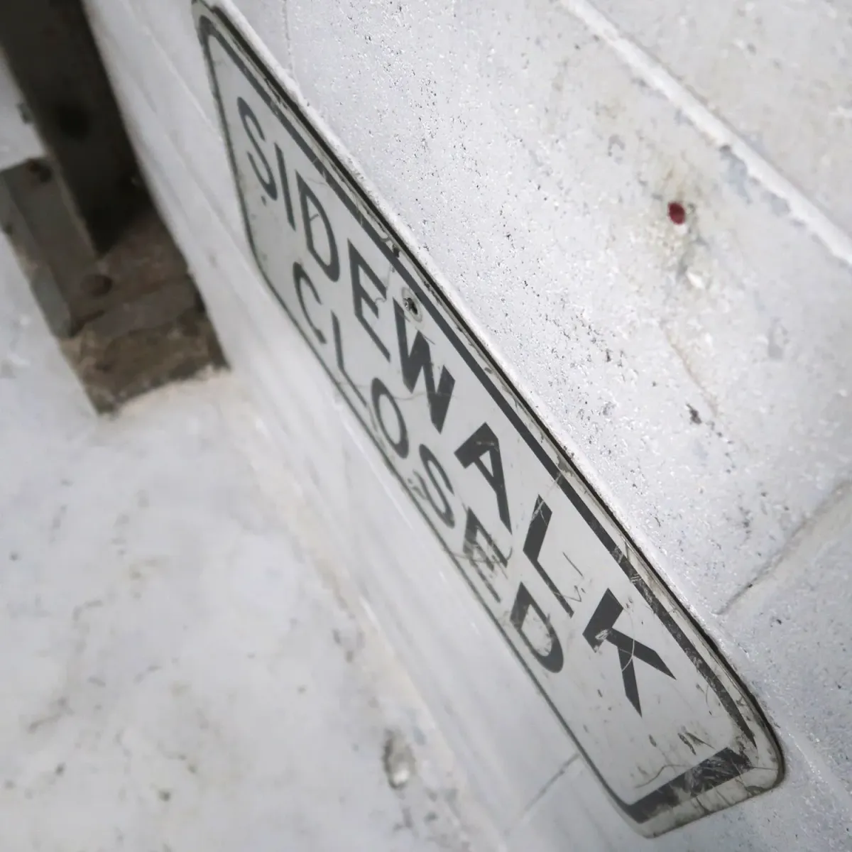 SIDEWALK CLOSED ロードサイン