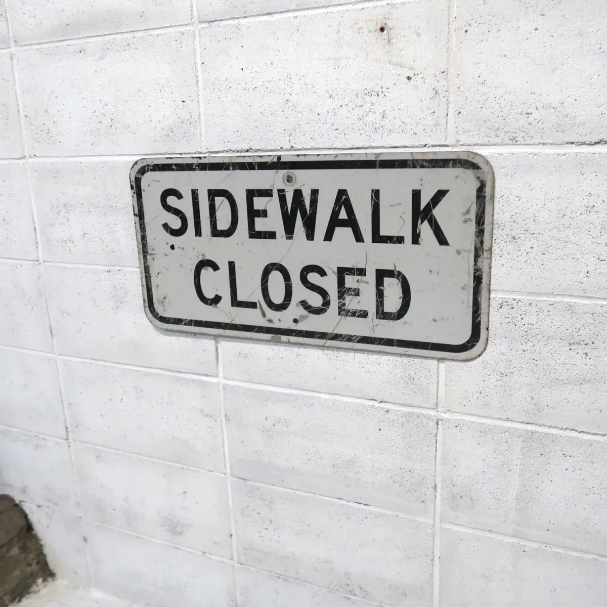SIDEWALK CLOSED ロードサイン
