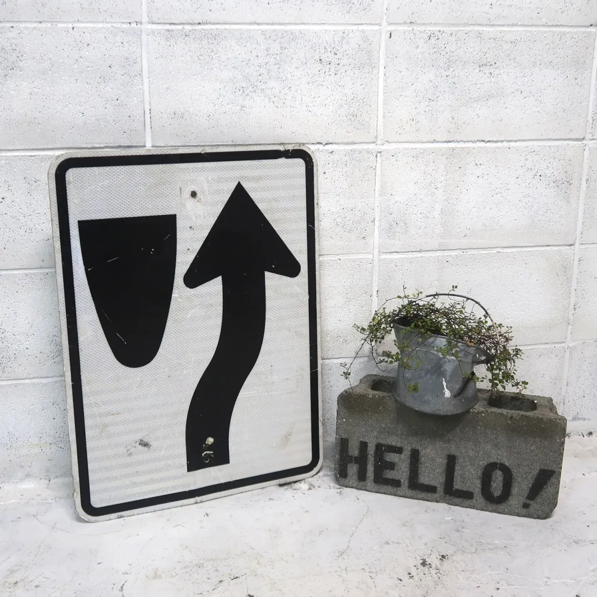 KEEP RIGHT ロードサイン