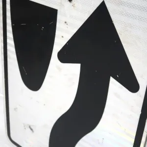 KEEP RIGHT ロードサイン