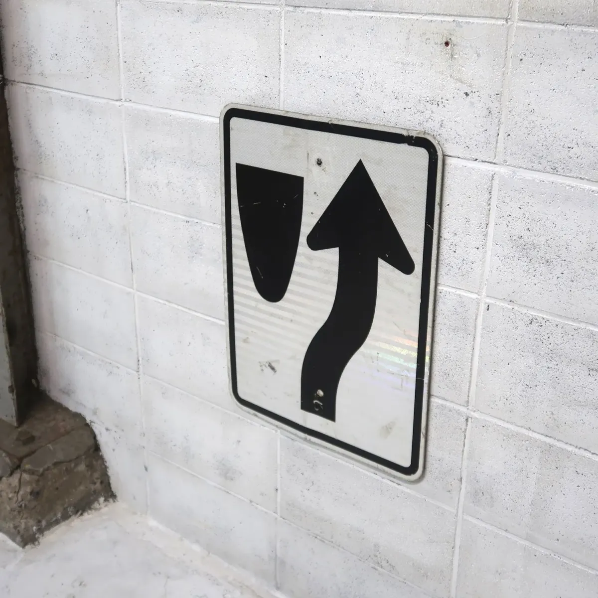 KEEP RIGHT ロードサイン