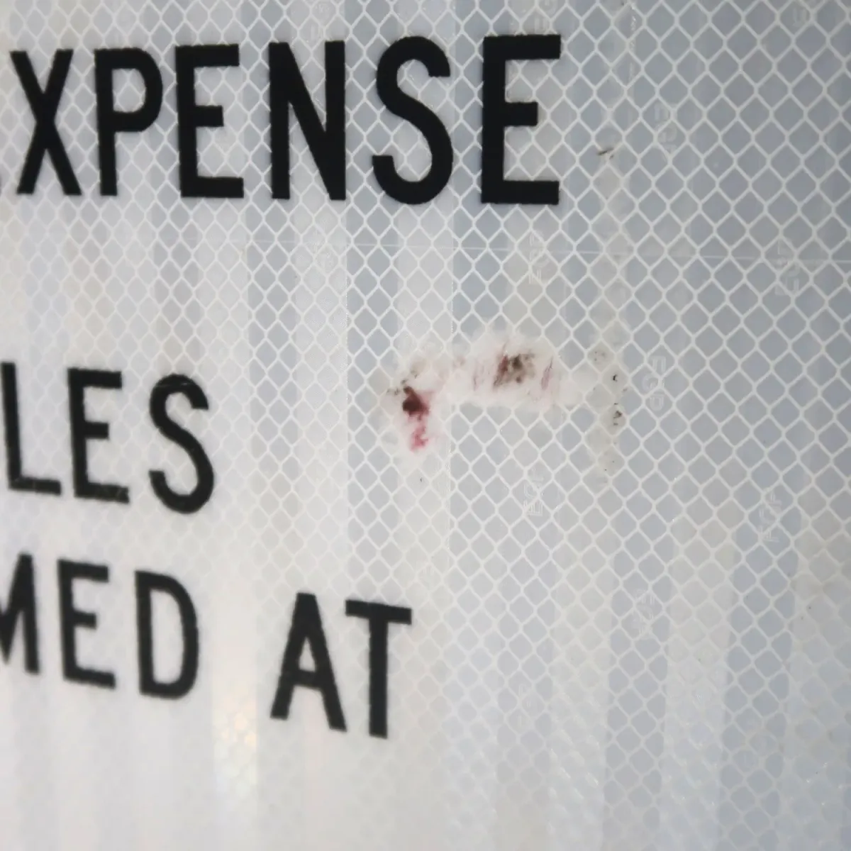 TOWED AWAY ロードサイン