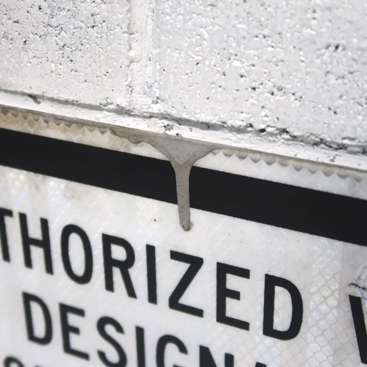 TOWED AWAY ロードサイン