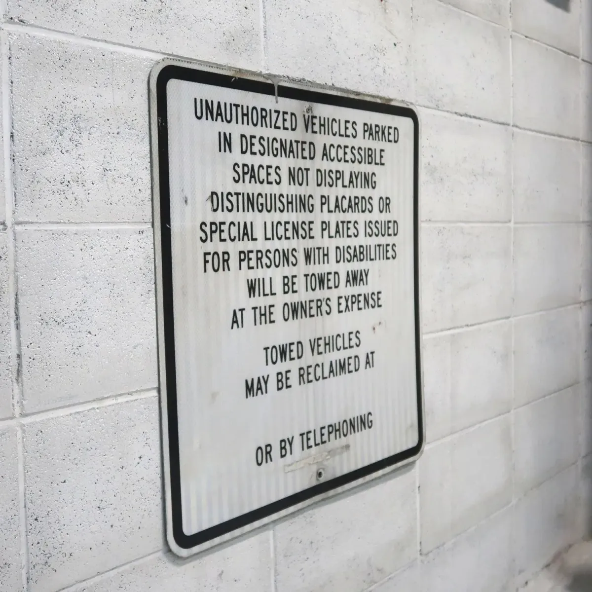 TOWED AWAY ロードサイン