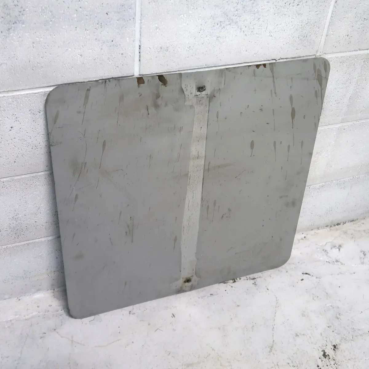 TOWED AWAY ロードサイン