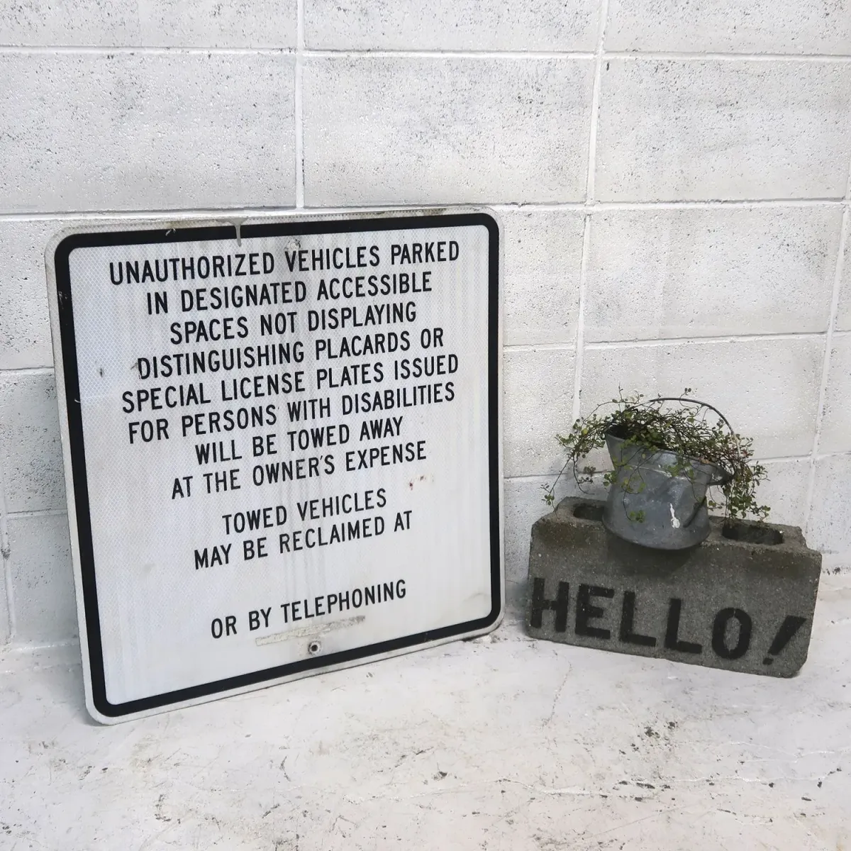 TOWED AWAY ロードサイン