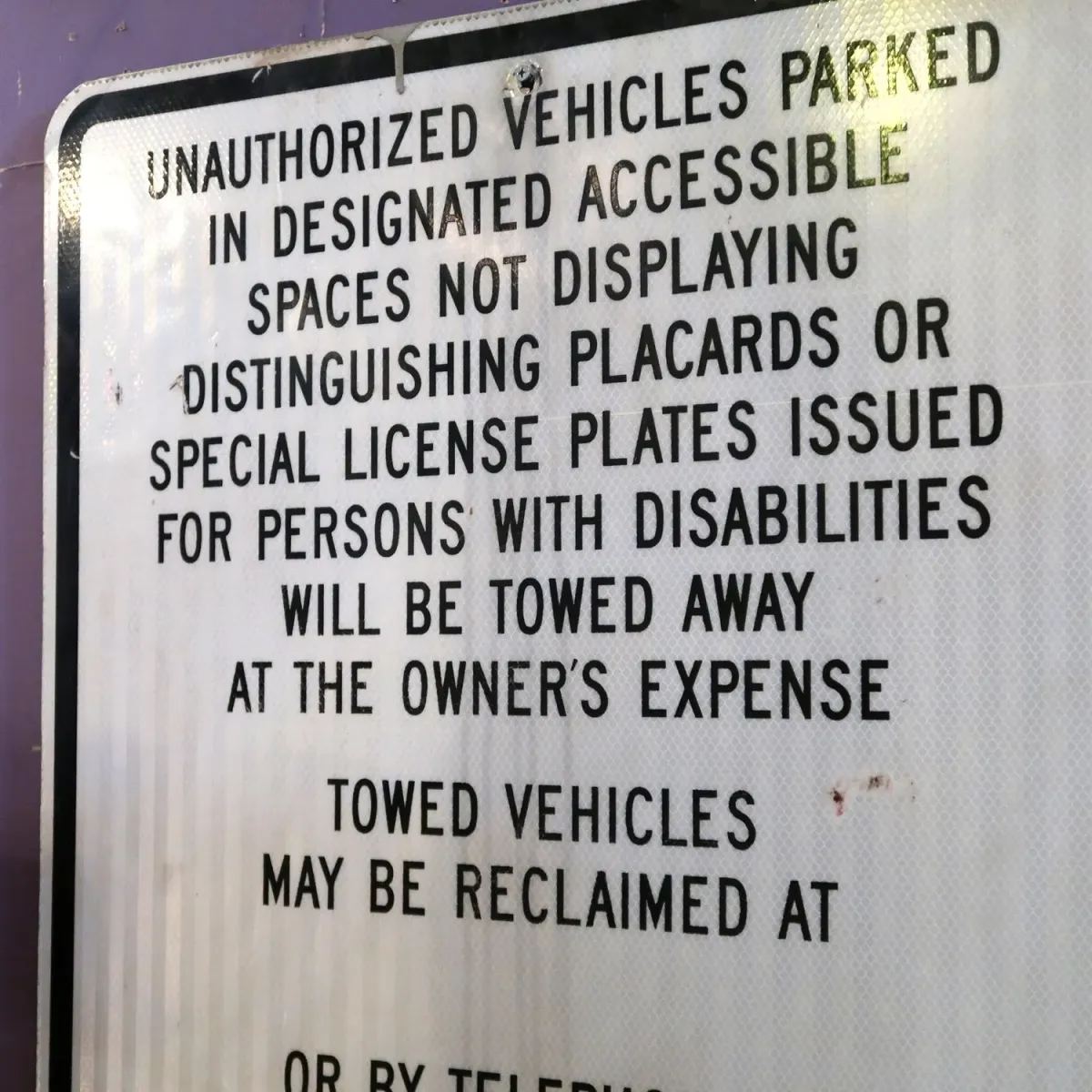 TOWED AWAY ロードサイン