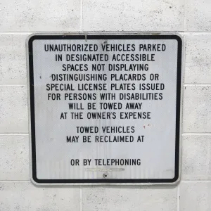 TOWED AWAY ロードサイン