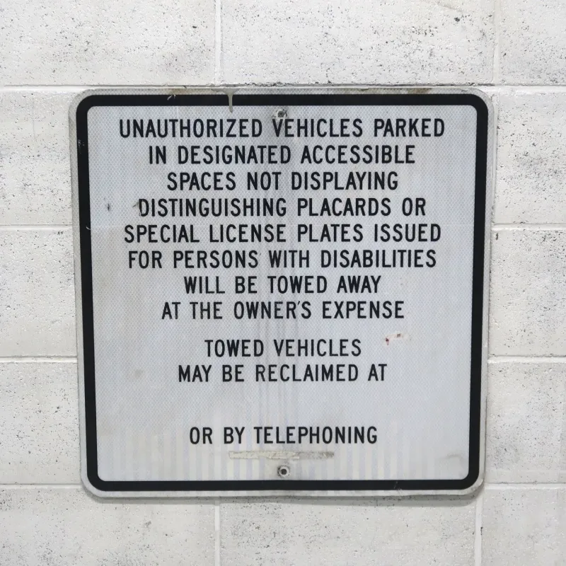 TOWED AWAY ロードサイン