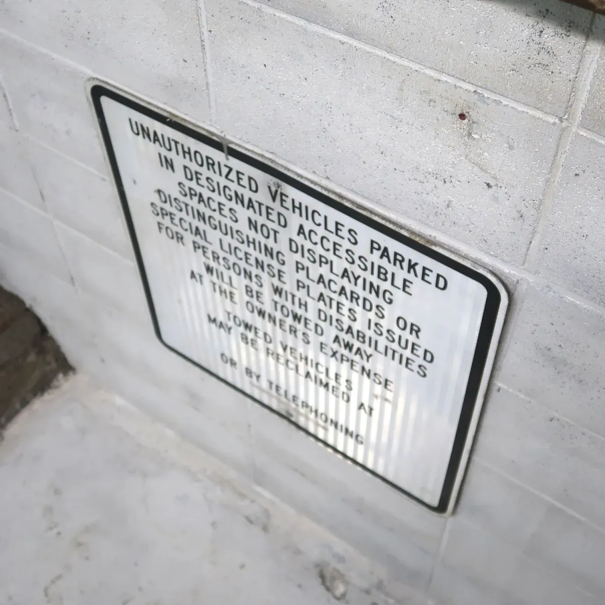 TOWED AWAY ロードサイン