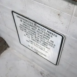 TOWED AWAY ロードサイン