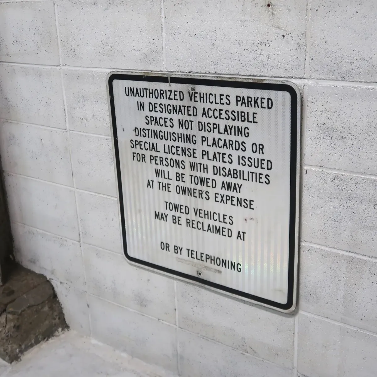 TOWED AWAY ロードサイン