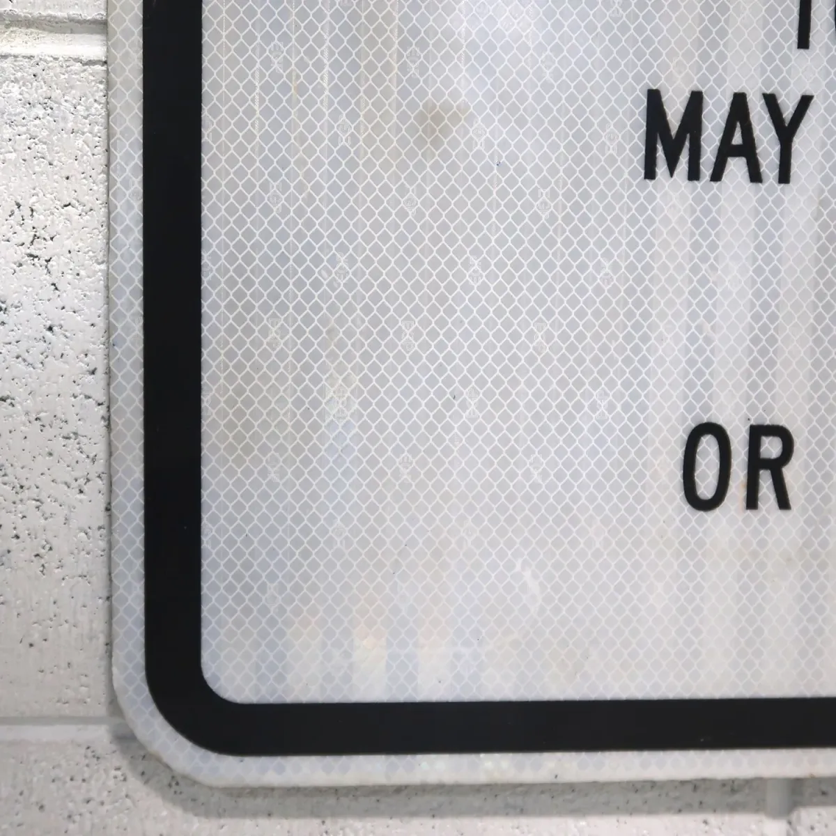 TOWED AWAY ロードサイン