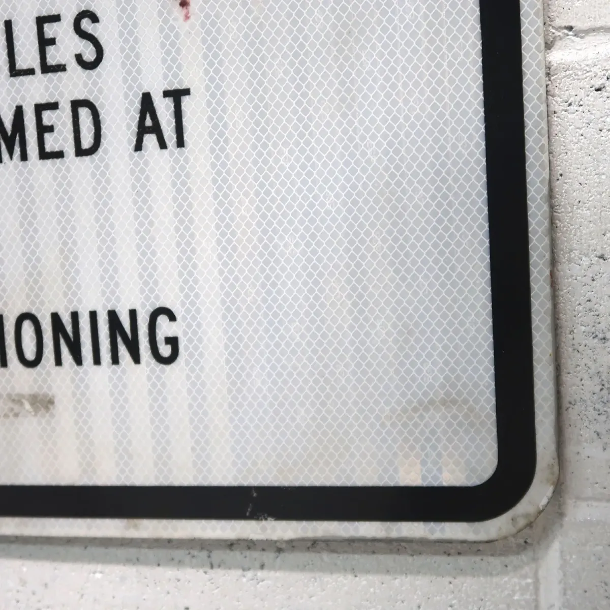 TOWED AWAY ロードサイン