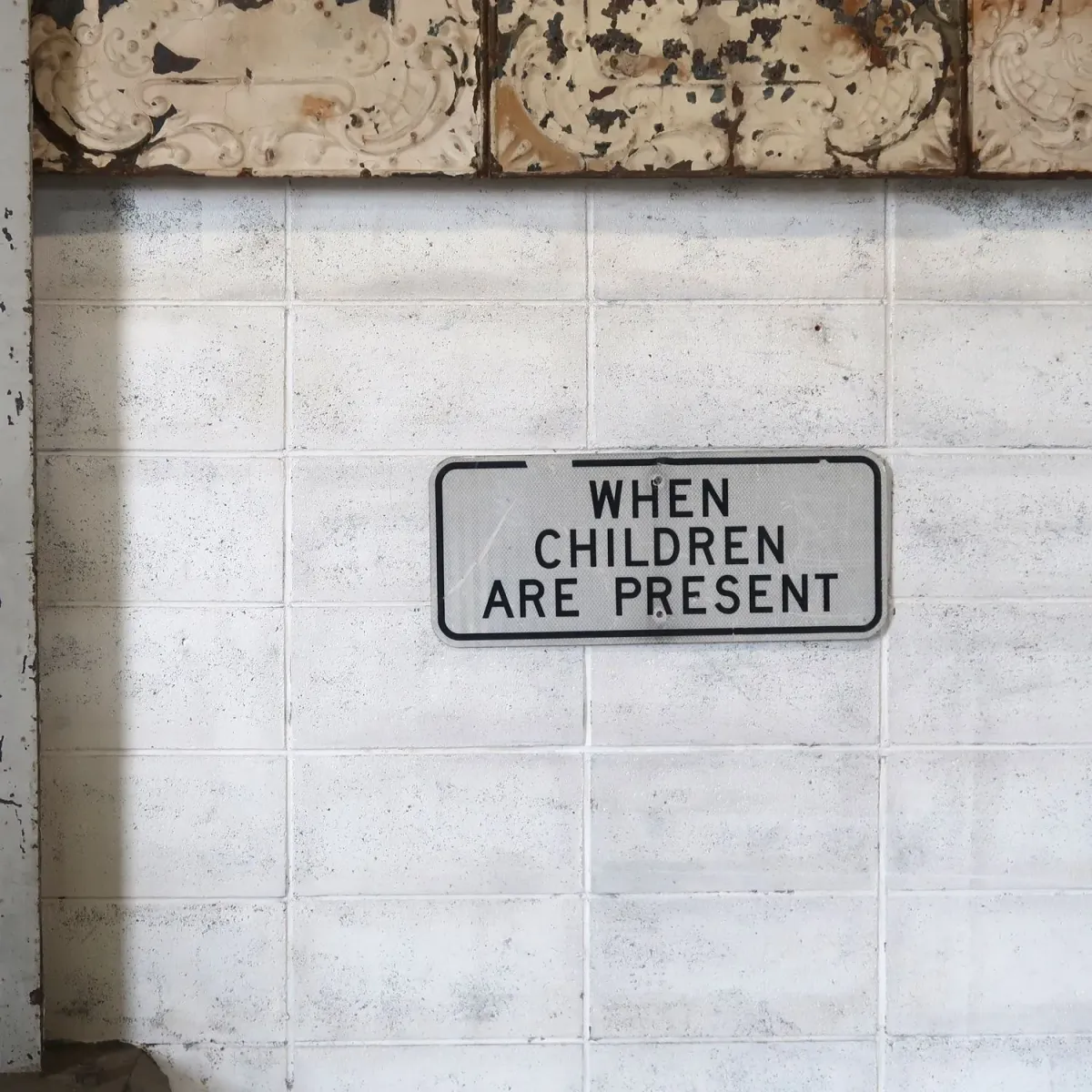 ロードサイン WHEN CHILDREN ARE PRESENT