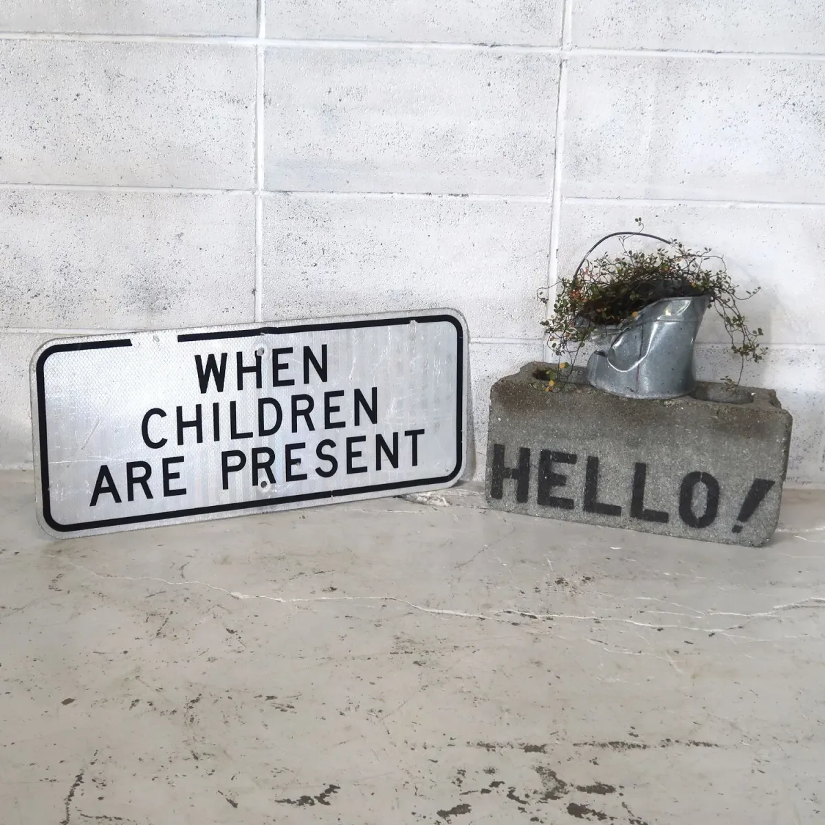 ロードサイン WHEN CHILDREN ARE PRESENT