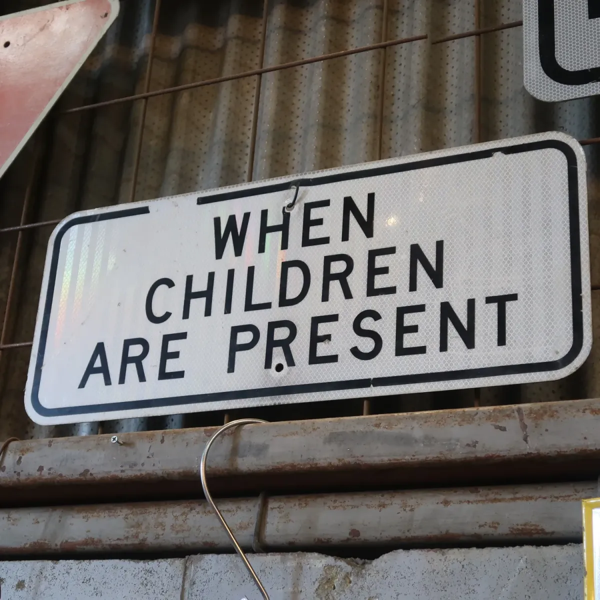 ロードサイン WHEN CHILDREN ARE PRESENT