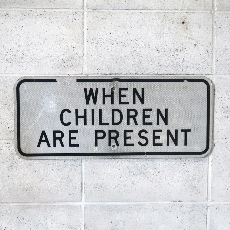 ロードサイン WHEN CHILDREN ARE PRESENT