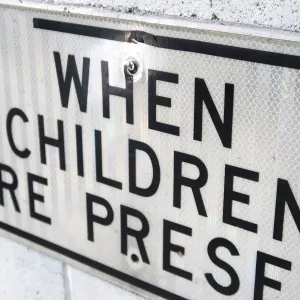 ロードサイン WHEN CHILDREN ARE PRESENT