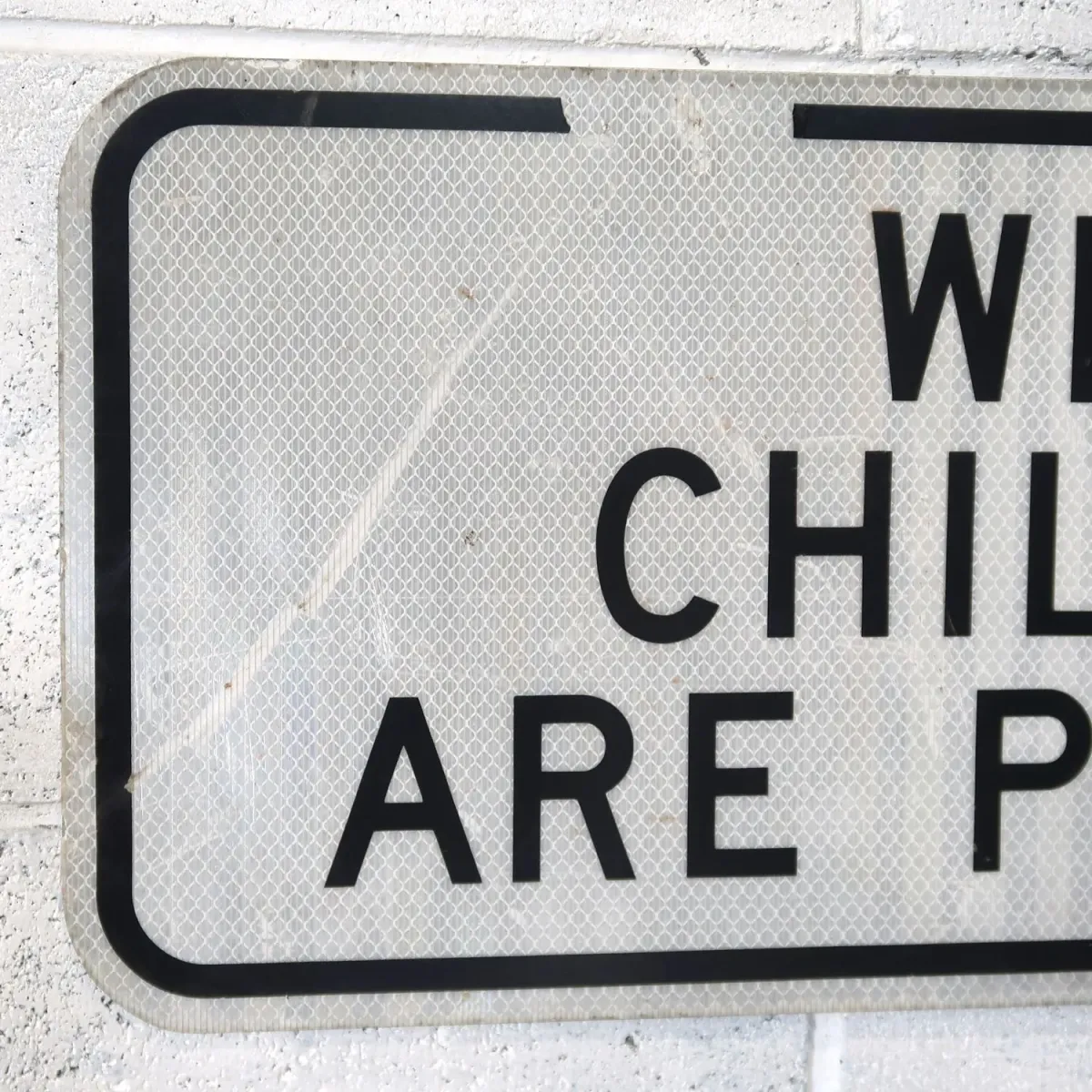 ロードサイン WHEN CHILDREN ARE PRESENT