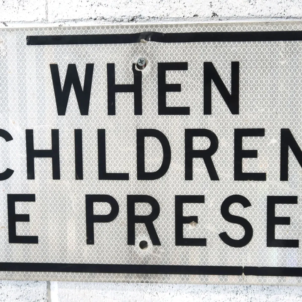 ロードサイン WHEN CHILDREN ARE PRESENT