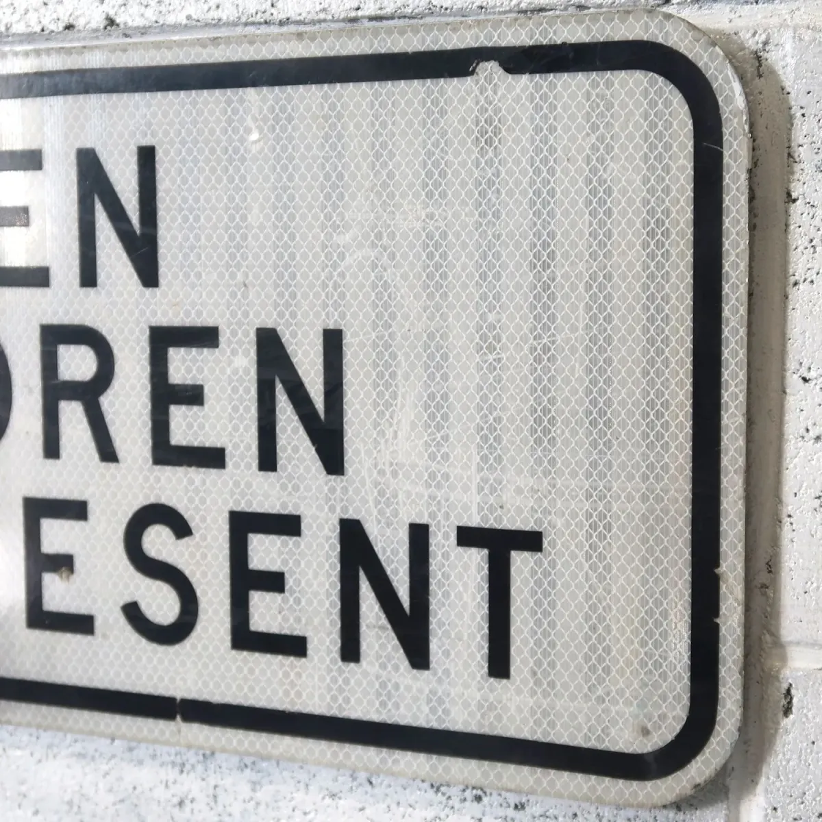 ロードサイン WHEN CHILDREN ARE PRESENT