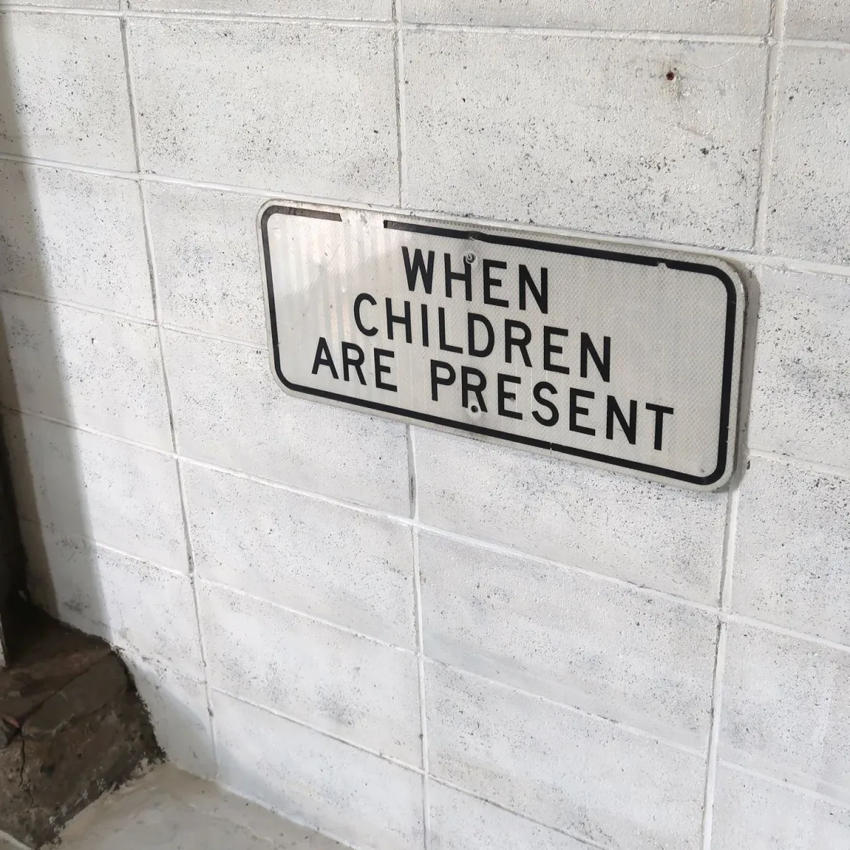 ロードサイン WHEN CHILDREN ARE PRESENT