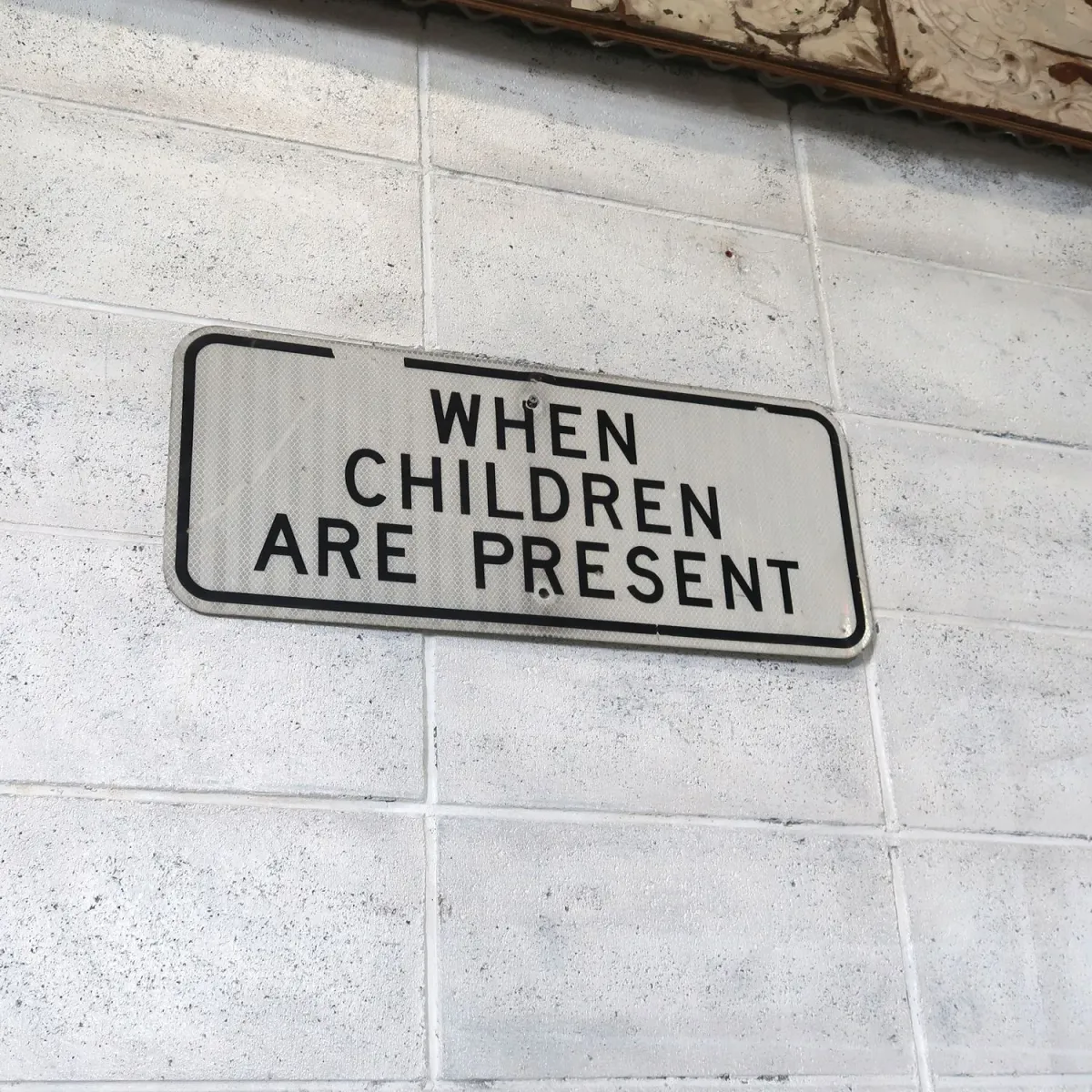 ロードサイン WHEN CHILDREN ARE PRESENT