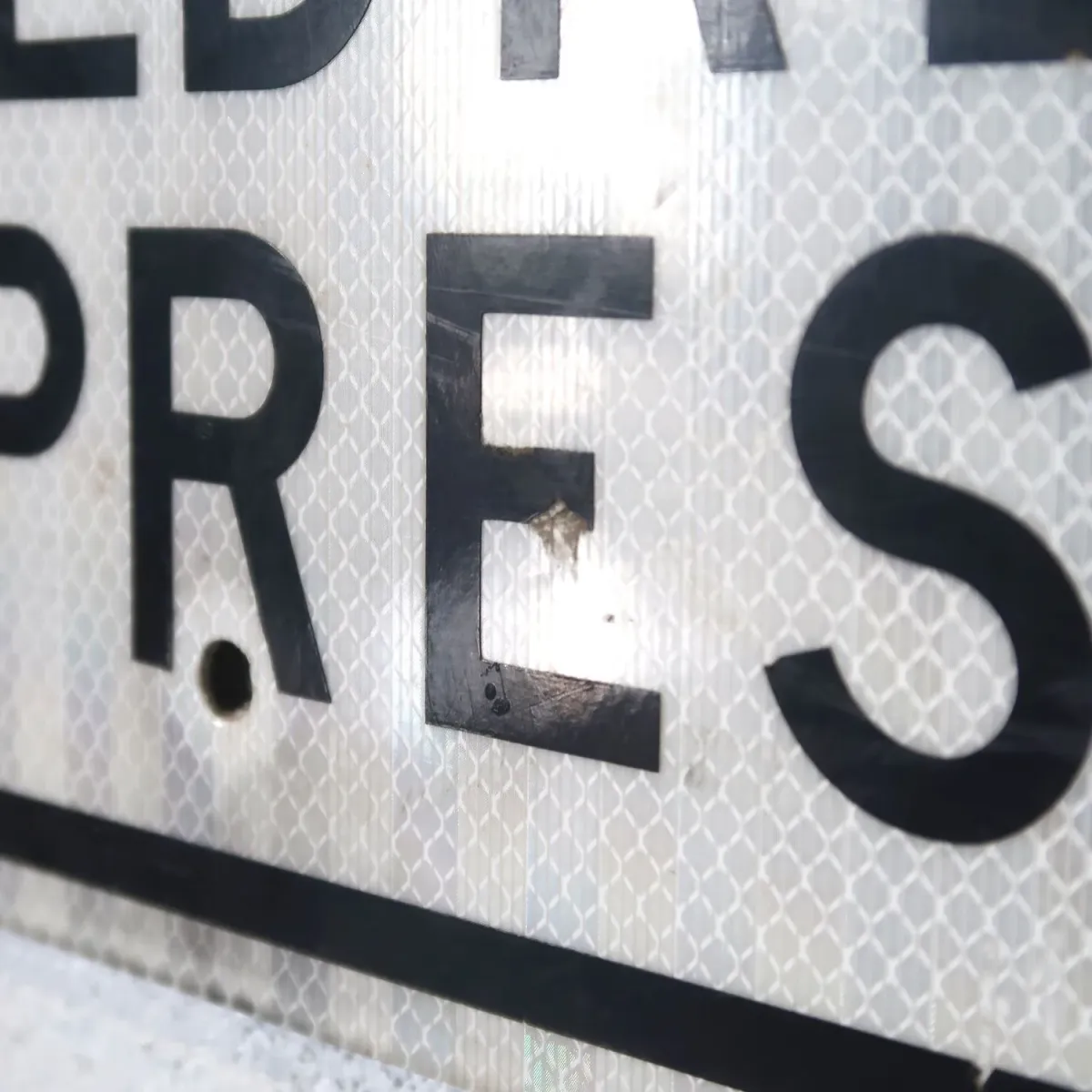 ロードサイン WHEN CHILDREN ARE PRESENT