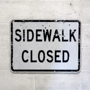 SIDEWALK CLOSED ロードサイン