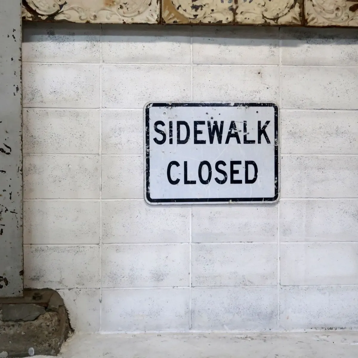 SIDEWALK CLOSED ロードサイン