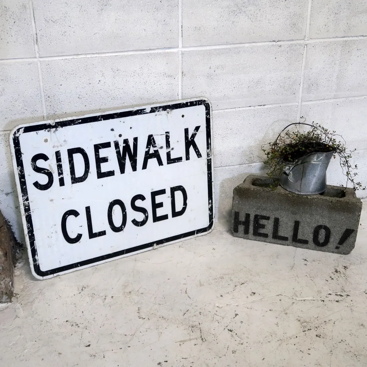 SIDEWALK CLOSED ロードサイン
