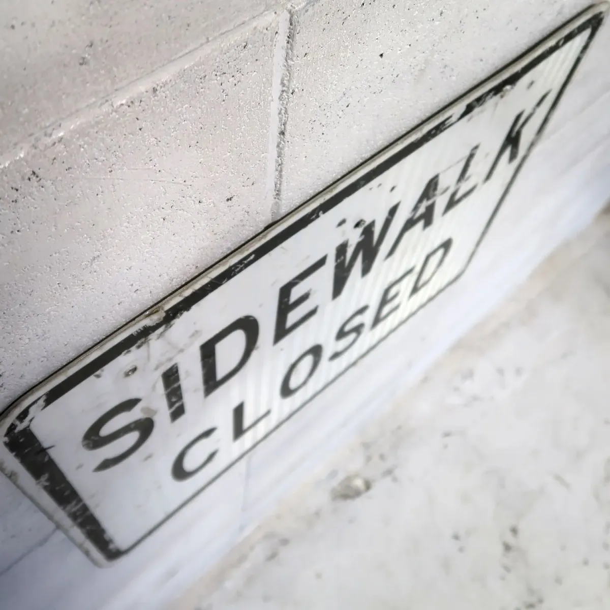 SIDEWALK CLOSED ロードサイン