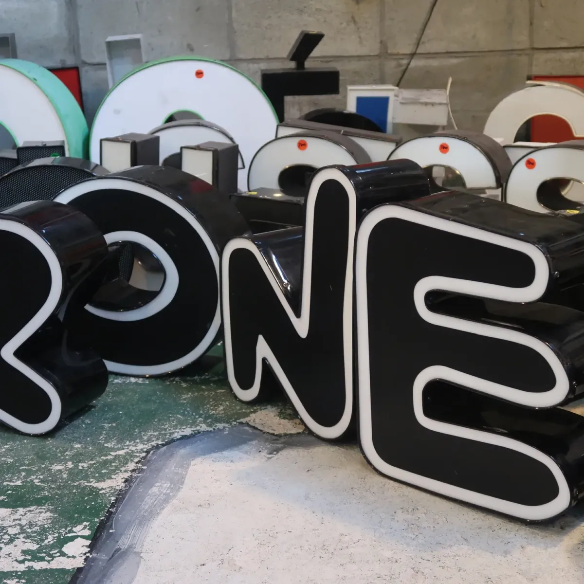 ビンテージ レターサイン E