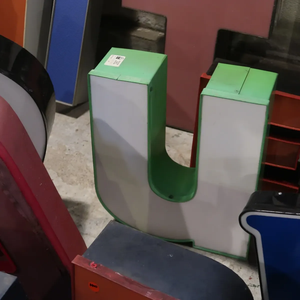 ビンテージ レターサイン u