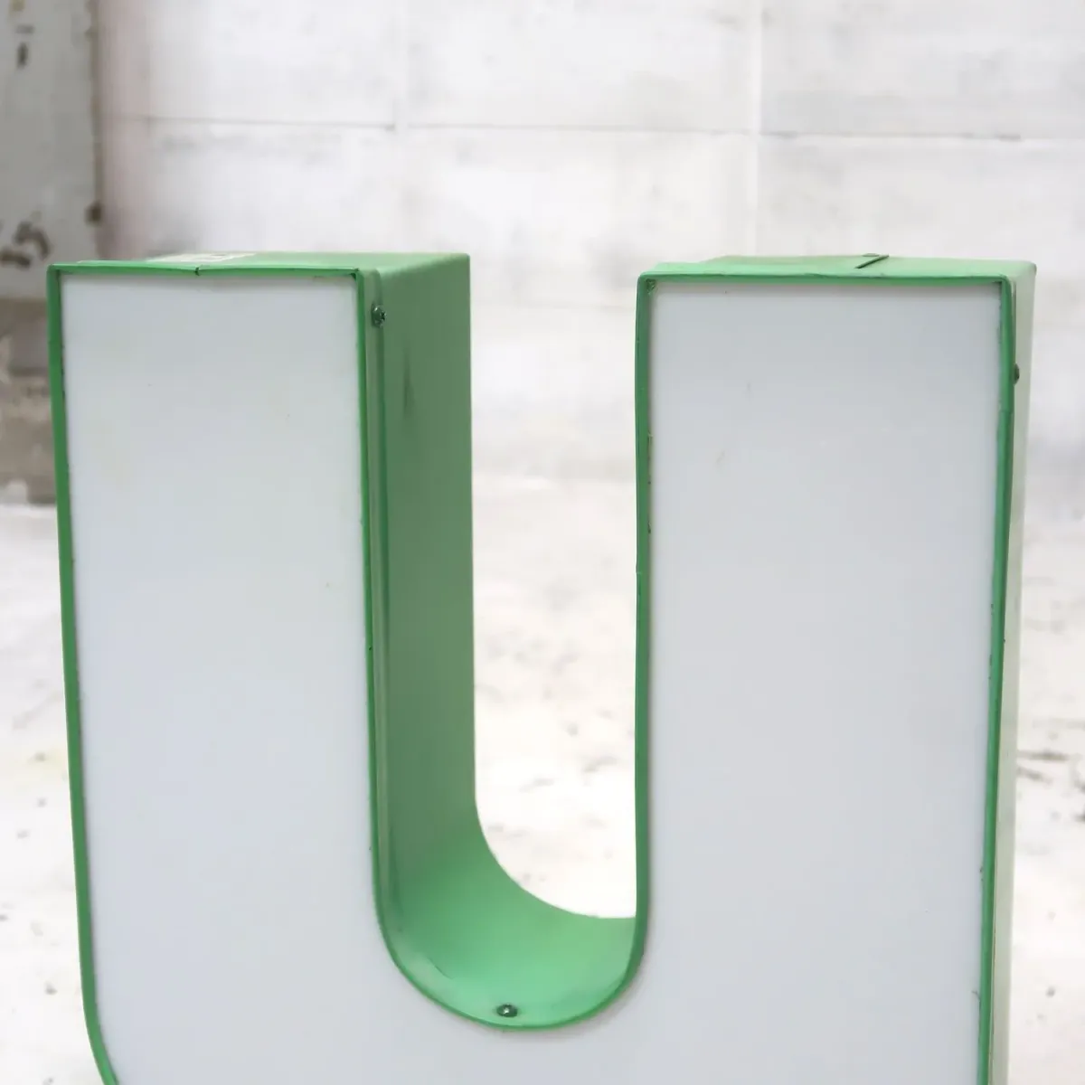 ビンテージ レターサイン u